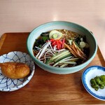 秋月庵 三次郎 - 料理写真:冷やしたぬきそば1100円　いなり寿司130円