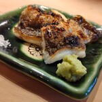 すしやのたい悟 - 穴子の白焼きを手前から見る。