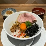酒肴場 屯 - 【限定】スパイシーキーマまぜそば¥1000、白ご飯¥150