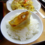 金石餃子店 - 2014年4月6日(日)　定食11番「餃子(6個)ラーメンセット」(ランチタイム600円)　ライスとザーサイも付いてます