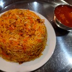サンライズ アジアンダイニング&バー - チキンビリヤニとミニカレー（日替わりのスパイシーチキンカレー）