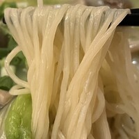 中国飯店 紫玉蘭 - ①定番ランチセット 野菜たっぷり海鮮あんかけつゆそば(デザート付き)¥1400の麺
