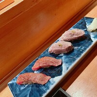 赤坂 金舌 - 左から和牛大トロ炙り握りと厚トロタン握り