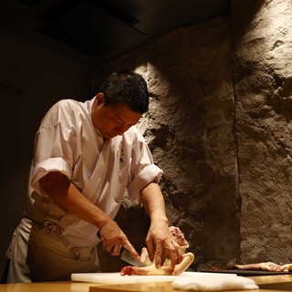 名古屋コーチンの丸鶏を熟成、本当の旨味をご堪能ください。