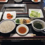 叙々苑 - ナムル、サラダ、キムチ、ワカメスープ。