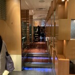 叙々苑 - 奥にテーブル席、個室がございます。