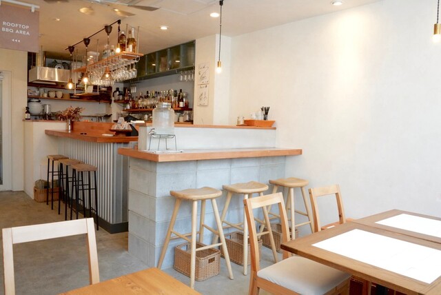 座席 : カフェと屋上BBQ Pier's CAFE&ROOFTOP （ピアーズ カフェ