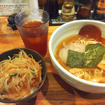 会津ラーメン 和 - ウーロン茶もセットです
