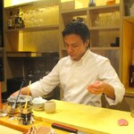 Oku - 大將一個接一個地為您握壽司。