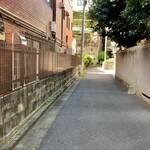 虫二 - この路地の突き当たり右手にお店があります