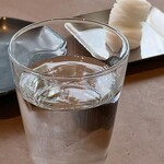 虫二 - 初めに提供された冷水　右奥は水を掛けて膨張したお手拭き