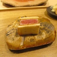 奥 - 大間の鮪 トロ レアカツサンド：大間の鮪のトロをタレに付け込んで、レアカツにしてホットサンド様にしてあります。 サンドイッチの断面がとても美しく、くちの中でジュワァ～ッと甘くて旨い鮪のお味が広がります。