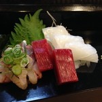 寿司新 - お造り。アジ、マグロ、イカ。