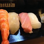 寿司新 - 握り。エビ、タイ、中トロ、イカ。