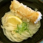 うどん 麦わら - むっちりな弾力性と涼やかな喉越しを兼ね備えた麺。丸亀醤油のほのかな甘味も繊細でステキ。揚げ立てのちくわ天はかじると湯気が立ち上り、熱々ほっかほか。満足♪