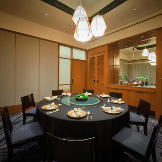 着席4～10名様（1卓）、室料1卓￥10,000(12,100) 3卓までOK