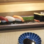 寿し芳 - 中寿司、食べかけ。