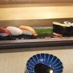 寿し芳 - 中寿司、食べかけ。