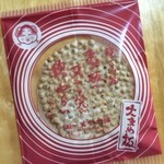 一笑堂本舗 - 料理写真:「大まめ板(330円)」。創業明治初期の老舗菓子舗による名物にして、まめに働くようにとの願いが込められた縁起菓子。お多福が笑っています♪