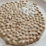 一笑堂本舗 - 料理写真:びっしり豆だらけでビジュアルインパクト大。煎った大豆を煮詰めた砂糖と水飴で固めたシンプルな品で、見た目以上に甘く、硬いです。じっくり噛んでいると豆の香ばしさがじわ~。何故か止まらなくなりますよ!