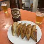 餃子会館 桜町支店 - 餃子2人前とクラシックラガー大瓶