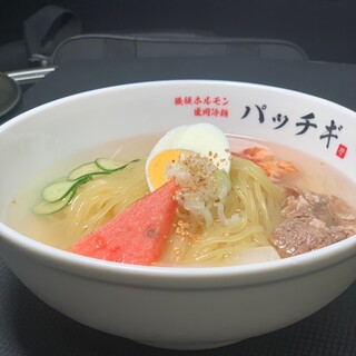 お酒にアテになる新鮮な肉刺しや、〆に最適な本格盛岡冷麺を満喫