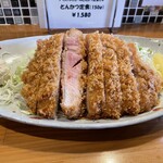 とんかつ 大倉 - 特ロースアップ。真ん中、包丁でグサってなっとるw