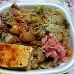 すき家 - 付属の紅しょうが、七味唐辛子を投入!!
