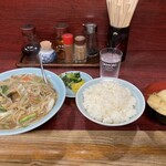 園春 - 肉野菜うま煮定食¥1020(税込)