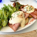 Hau Tree Lanai Restaurant - hau tree eggs benedict $28
            （約4480円 2024年5月時点）