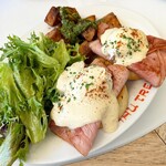 Hau Tree Lanai Restaurant - hau tree eggs benedict $28
            （約4480円 2024年5月時点）