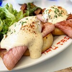Hau Tree Lanai Restaurant - hau tree eggs benedict $28
            （約4480円 2024年5月時点）
