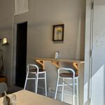 Mr.Bakeman - 裏から入った所高いスツールの2人掛け席