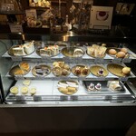 ペチカスケマサコーヒー - ショーケースの中のケーキたち