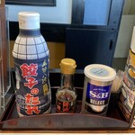 五味八珍 - カウンター席の卓上調味料