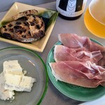 隣席 in 大山真珠店 - 近くのパン屋さん「麦」のローストぶどうパン、生ハム、ゴルゴンゾーラチーズ各300円