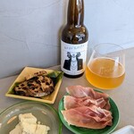 隣席 in 大山真珠店 - オリジナルの真珠入りクラフトビール、おつまみ３種