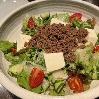 馬桜 下通り店 - 馬肉のそぼろサラダ