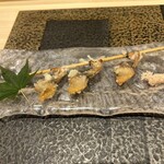 あま木 - 串浅蜊（亀崎の郷土料理）の天麩羅、削りピンクソルト（ヒマラヤ産）添え