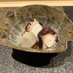 あま木 - 煮真蛸（日間賀島産）、焚き里芋添え、削り青柚子皮掛け