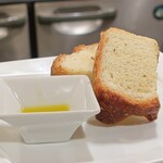 トリワイン ＰＩＫＯＳＨＨＨＵ - 自家製フォカッチャ