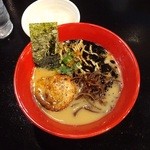 Asoji - ランチ･とんこつラーメン･半ライス付500円+中盛100円。券売機にランチの500円メニューはないので、お席で現金オーダー。ランチのサービスメニューでも炙り焼き豚など手間をかけてくれていて美味うれしい