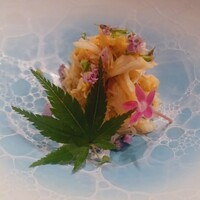 青山鮨孝 - 毛ガニ　濃厚な味わいと紫蘇の花が見た目も味にもアクセントに
