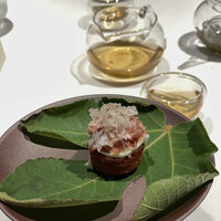 TexturA - いちじくと生ハム。中には、カシスソース、キャラメリゼしたナッツ、イベリコ羊のミルク、黒胡椒が入っている。デザートと同じパティシエが作っているということでまるでデザートのような前菜。