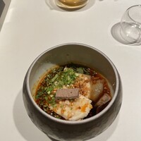 TexturA - 看板メニュー高坂鶏を使ったよだれ鶏。しっとり柔らかい鶏と白レバーのパテに特製タレ(黒酢、ラー油、胡麻、ナッツ、パクチー)を合わせて食べる。