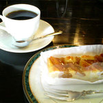 こんぱる - ケーキは、りんごのタルトにしました。 コーヒーには別添えでステンレスの器に入ってるミルクと砂糖。 こーゆーのも昭和っぽいですね。