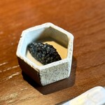 Txispa - アンダルシア産のキャヴィア。
      大豆がないので、ひよこ豆から豆腐を作って敷いてあります。
      その上に、現地の昆布の粘度と旨みを絡めたキャヴィアが♪
      塩味が控えめで、豆の甘さと昆布の旨みがまとめるので好み。