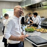 Txispa - でっかい包丁を手に楽しそうな、前田シェフ（笑）。