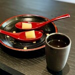 Txispa - 待合室からコースは始まっています。
                                ポルサルダという料理の再構築だそうで、ジャガイモと豚のお出汁、そしてネギの炊き合わせが共に最高！