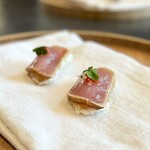 Txispa - びんちょう鮪のタタキ。
      お米の揚げせんの上に、ナスとマグロを。タタキにする為の藁なんてバスクにはないので、代用を探すのが大変。
      味付けは、自家製ポン酢で、なんとも嬉しく懐かしいお味に♪